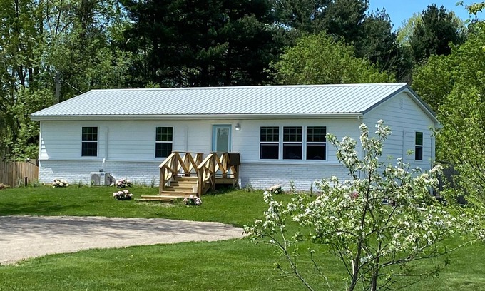 Coloma House | POOL, HOT TUB, PET FRIENDLY FENCED IN YARD RETREAT CLOSE TO LAKE MICHIGAN!