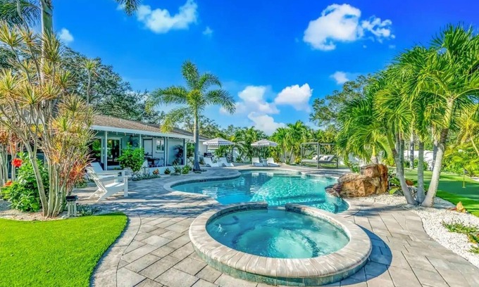 West Bradenton House | Pool, hot tub, putting green, pickleball, tiki bar, fire pit