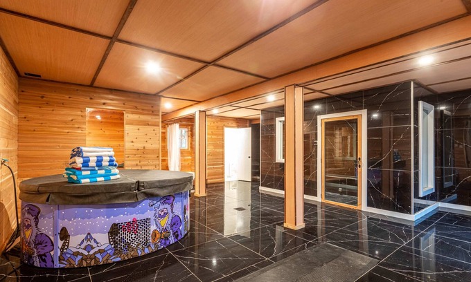 East Stroudsburg House | Pool | HOT TUB | Sauna | Steam Room | 5k SQFT Man