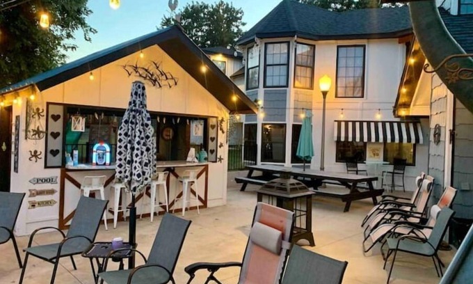 Edmond House | POOL & HOT TUBn5bed/3.5bath @ Czarnik Land
