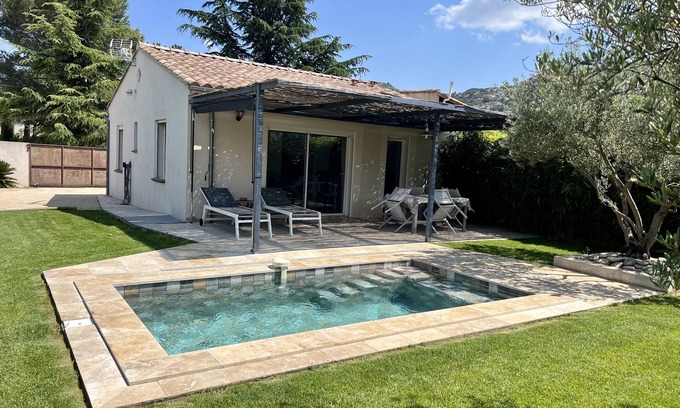 Cheval-Blanc House | Pool house at the foot of the luberon