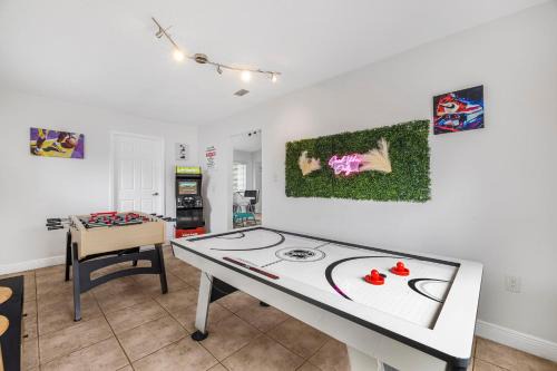 Country Club House | Pool House Escape w Massage Chair Game Room Wi-Fi