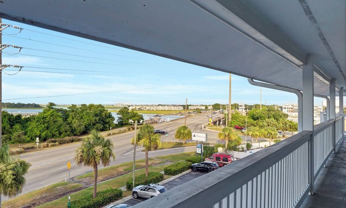 Airlie Condo | Pool, Marinas & Waterfront Dining Nearby @ The Waterway 403