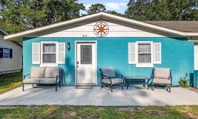 Tranquil Harbour House | POOL MIDTOWN - Walking distance to beach, parks, restaurants and shopping