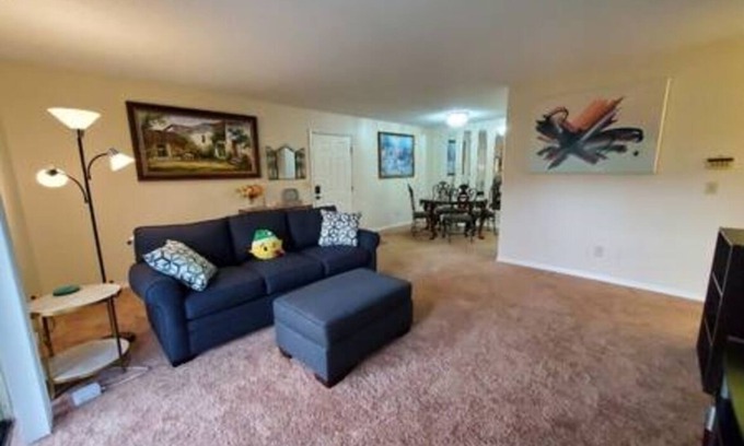 Daytona Beach Apartment | Pool Modern Queen Room4Rent in a 2BR 2BT Laundry