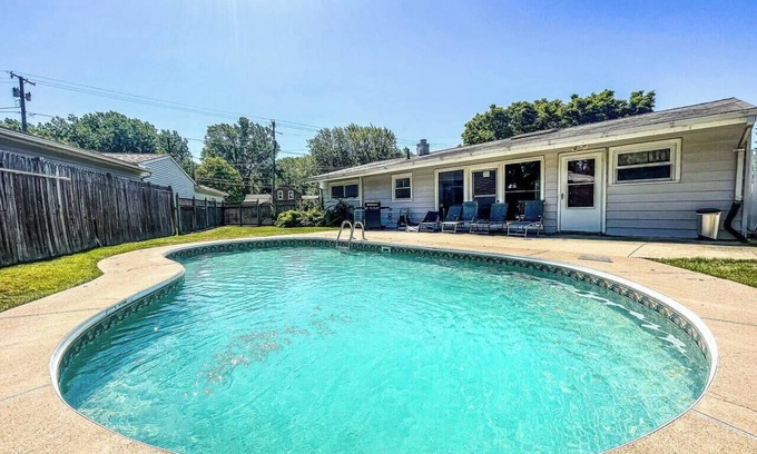 Huron House | POOL OPEN! 15 Minutes to Cedar Point