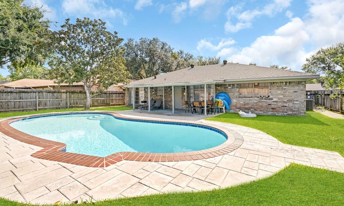 Cloverleaf House | Pool-Outdoor Kitchen, Pool table,Spa, Sleeps 12. Weekly & Monthly discounts.
