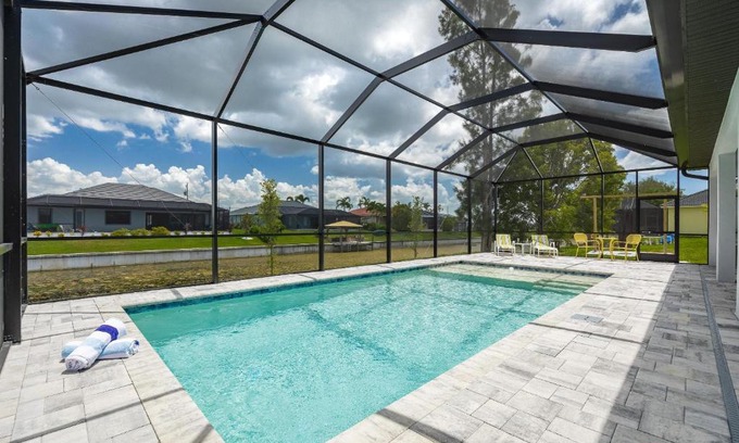 Trafalgar House | Pool overlooking canal, Outdoor Grilling station - Villa Sand Dollar Siesta