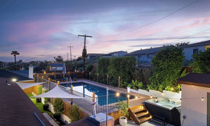 Valencia Park House | Pool & Palmz|Hot Tub|Fire Pit|Chefs Kitchen|6 beds