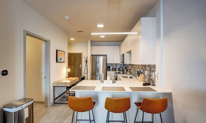 Madison Apartment | Pool. Parking. Dishwasher. A/C. Pet Wash station.