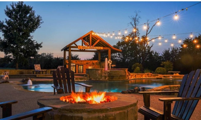 Kemp House | Pool,Pickle ball Courts , Sleeps Lrg Grp, Hot tub , Sauna Minutes from Lake