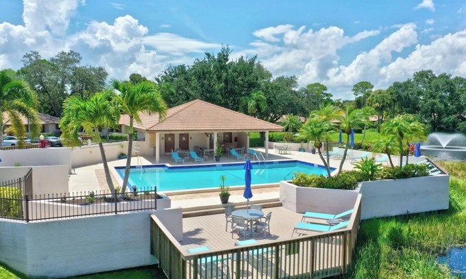 Palm Beach Gardens House | Pool, pond and paradise cottage at PGA National!
