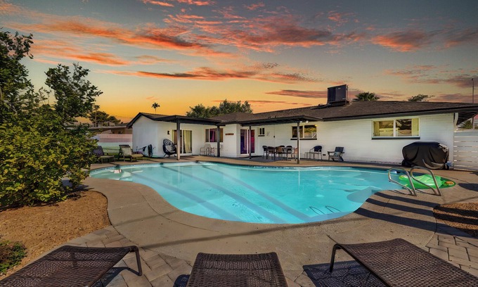 Village Grove House | Pool & Putting Green - Minutes to Old Town Scottsdale & Perfect for Groups!