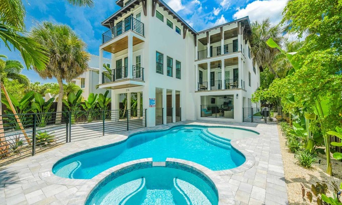 Saint Armands Key House | Pool, Putting Green, Steps to Shopping, & Tons of Living Space -The Shore House