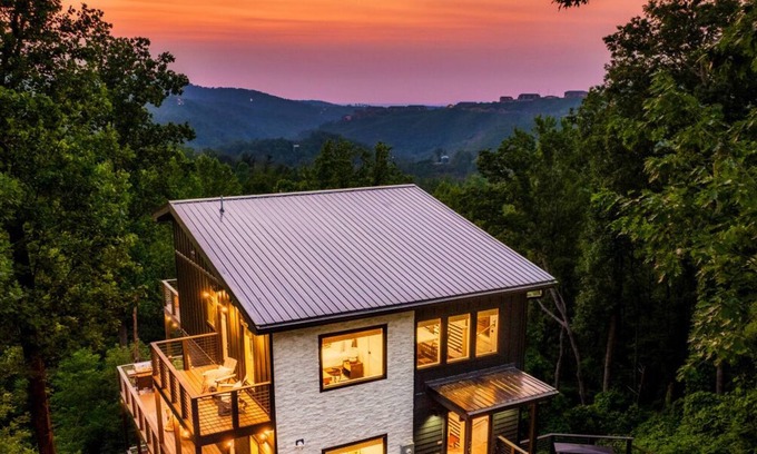 Gatlinburg Cabin | POOL, Sauna, Hot Tub, VIEWS! - Half Moon Haven