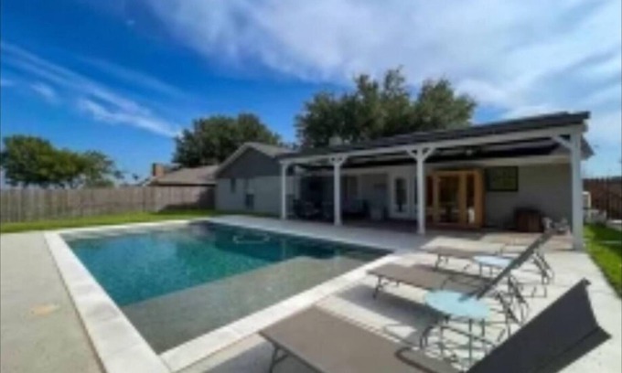 Benbrook House | Pool Spa 3-bedroom house with WiFi and AC in Benbrook