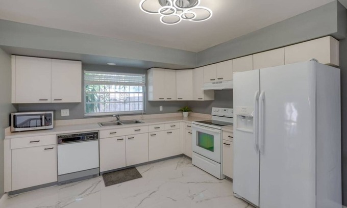 Bearss Plaza House | Pool Spacious Central Home 7mile to Beach