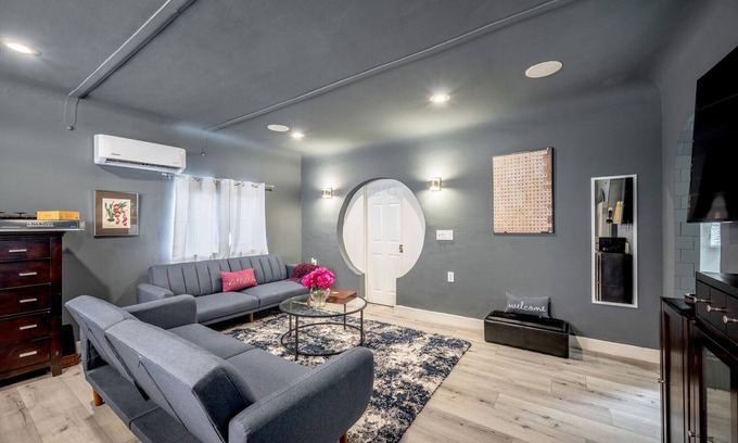 Sherman Oaks House | Pool!Swimsuit optional - Sleep 10 .