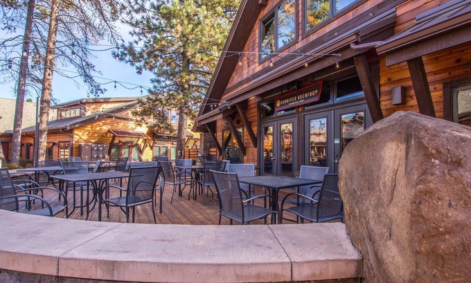 Deer Park House | Pool Table, 2 Decks, Chef's Kitchen, 3,000 sq ft in Sunriver, Hot Tub- DIXI04