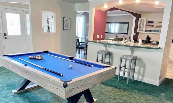 Acton House | *POOL TABLE* Huge, Quiet Home, Great Location!