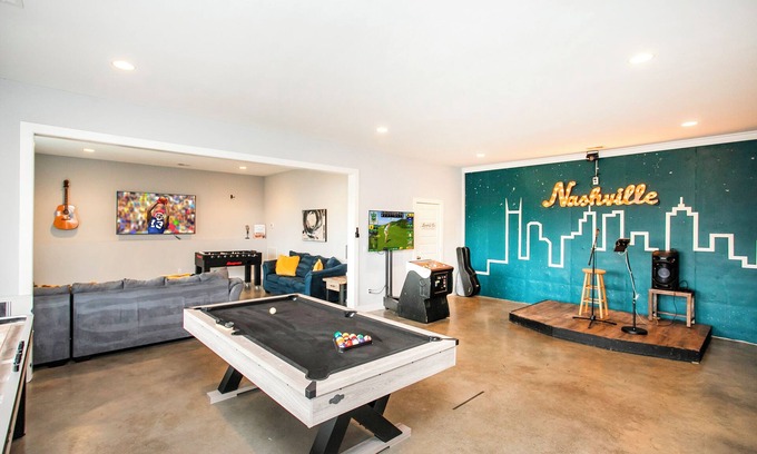 Nashville House | Pool Table, Stage, Gym, HotTub, Game Room, 9 Beds!