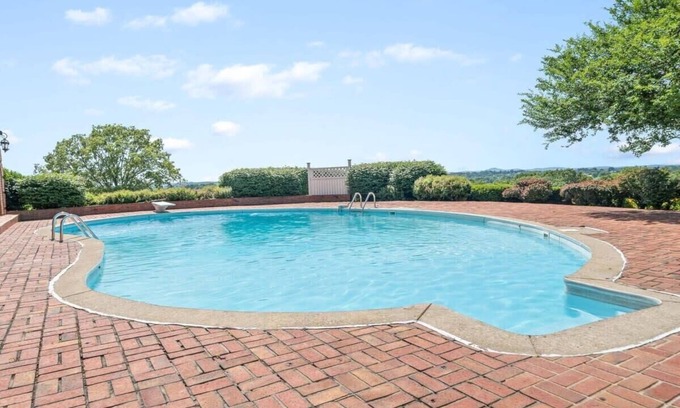 Somerset House | Pool, Tennis Court & Billiards! Oak Hill Property