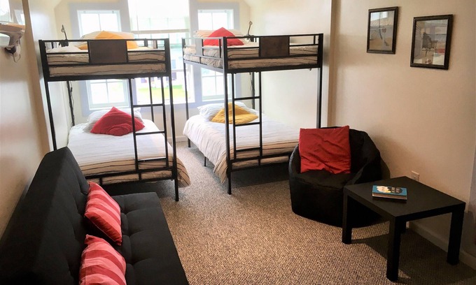 Frankford House | POOL till 9/21! Pickleball, gym, firepit, bikes & games. Linens included!