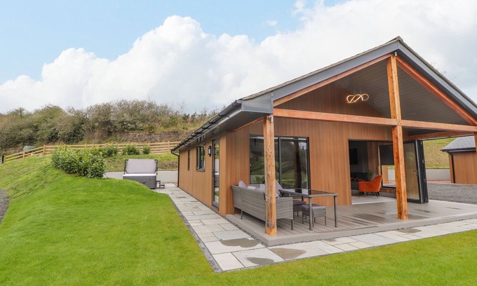 Meifod Cottage | POOL VIEW, family friendly, with hot tub in Meifod, Powys