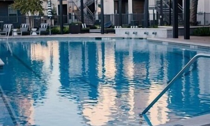 Spring Apartment | Pool View King Bed Luxury Stay