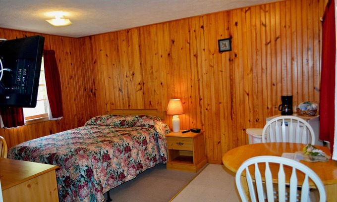 Bull Shoals Resort | Pool View Queen Bed.