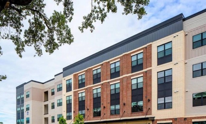 Spring Branch East Apartment | POOL VIEW