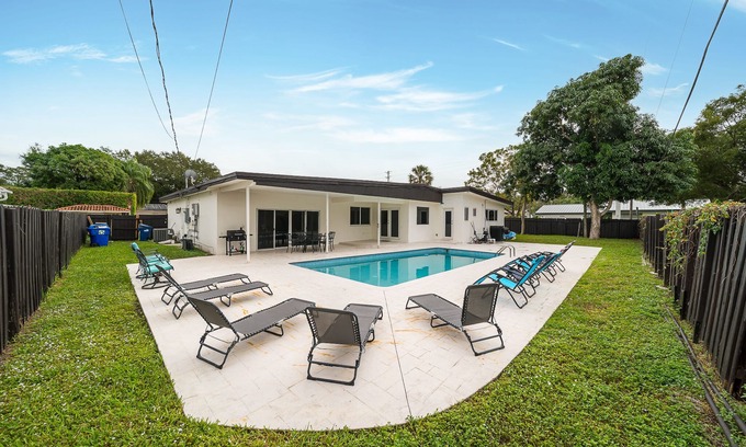 North Miami Beach Villa | Pool Villa 2