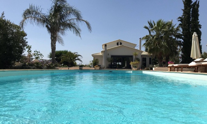 Spata-Artemida House | Pool villa for 4-8 people in Greek country side (40 minutes from Athens!)