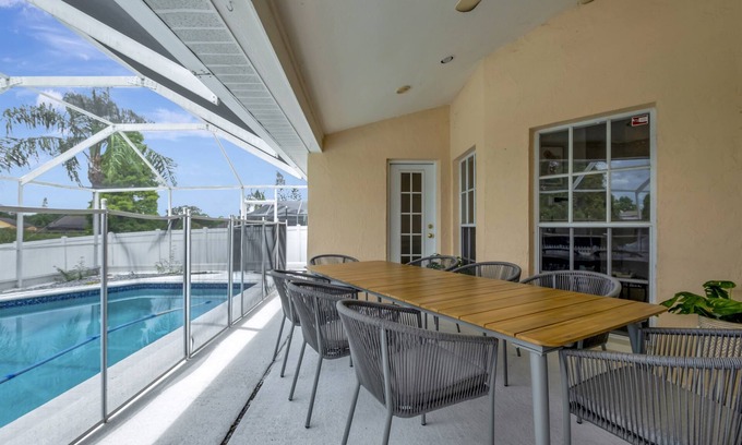 Boyette Springs House | Pool | Waterfront Lake | 12 PPL | Gorgeous