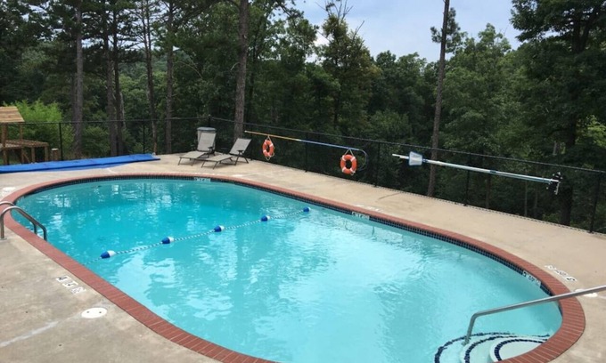 Eureka Springs Cabin | Pool+Wifi+Deck+3mi to Downtown Wild Plum Cabin#3