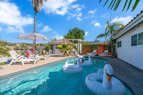 Allied Gardens House | Poolfire Pit Near Balboa Park Mountain Views!