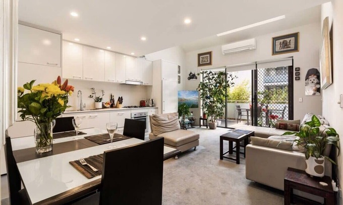 Redfern Apartment | Poolside Apartment Opposite Redfern Park