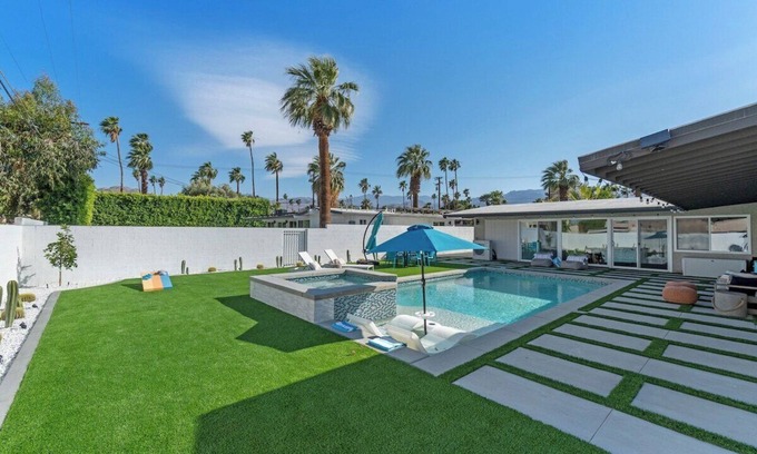 Palm Desert House | Poolside at Panorama - Walk to El Paseo