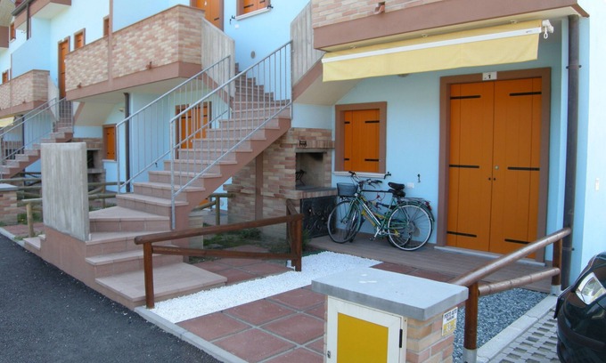 Rosapineta Apartment | Poolside getaway seaside flat in Rosolina