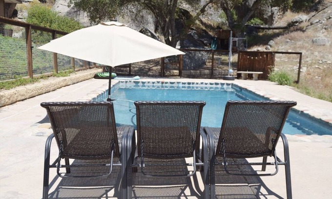 Yosemite Lakes Apartment | Poolside Granite Resort on the Way to Yosemite