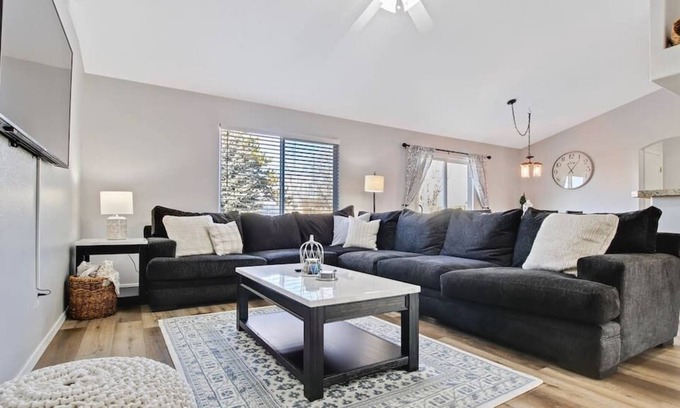 Meridian House | Poolside Haven Ideal for Large Groups!