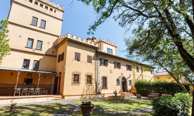Empoli Villa | Poolside Leisure in Empoli Hideaway
