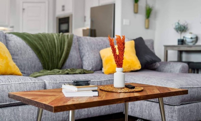 Hewitt House | Poolside Noble House Close to Magnolia & Baylor!