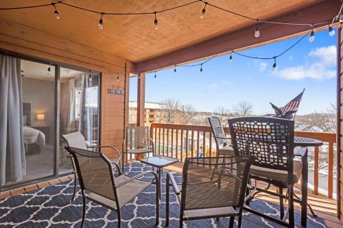 Table Rock House | Poolside Oasis at the Pointe - 2BR Condo Minutes From Table Rock Lake