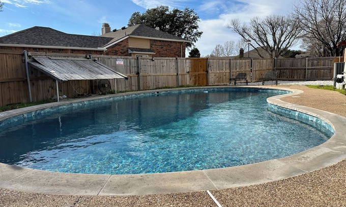 The Colony House | Poolside Oasis + Stunning Aquarium | Pets Welcome