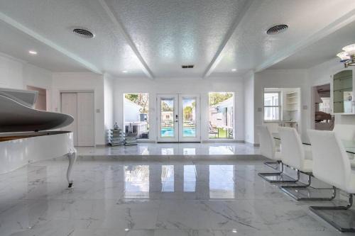 Bay Area House | Poolside Opulence Tennis and HotTub