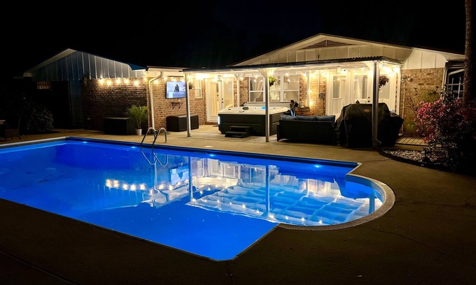 Fort Walton Beach House | Poolside Paradise with hottub in Fort Walton Beach, Fl.