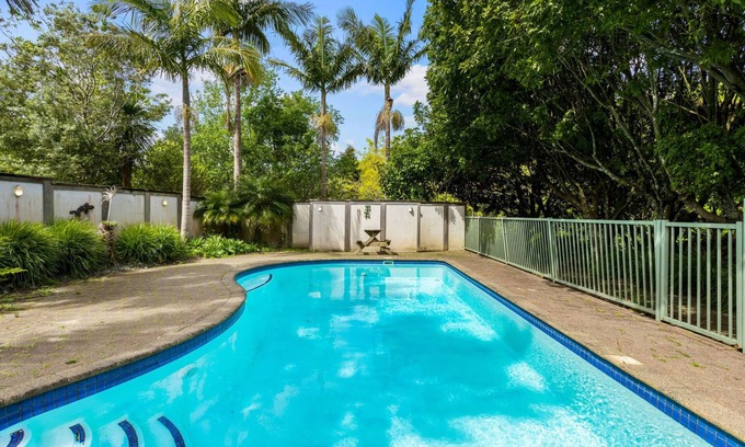 Manurewa House | Poolside Paradise Awaits You