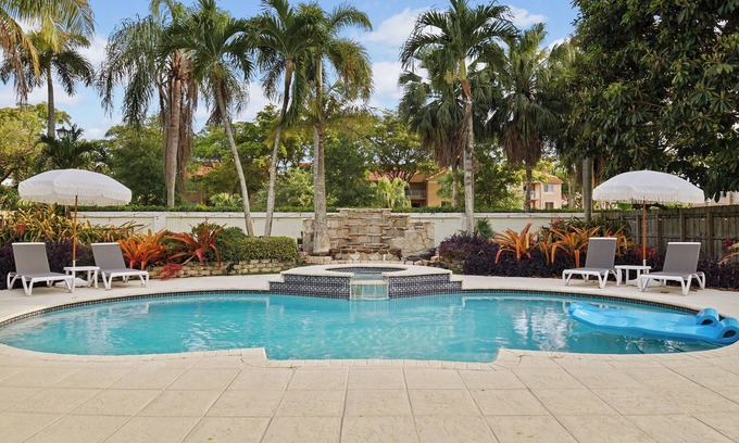 The Hammocks House | Poolside Paradise: Cozy Miami Getaway