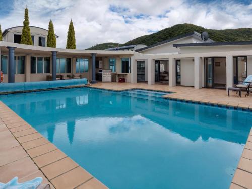 Waikawa Bay House | Poolside Retreat - Picton Holiday House Waikawa